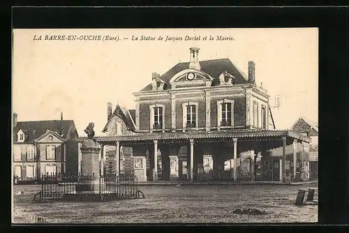 AK La Barre-en-Ouche, la Statue de Jacques Daviel et la Mairie