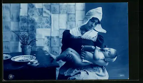 Foto-AK Delfter Mutter mit Baby im Arm