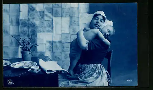 Foto-AK Delfter Mutter umarmt ihr Kleinkind