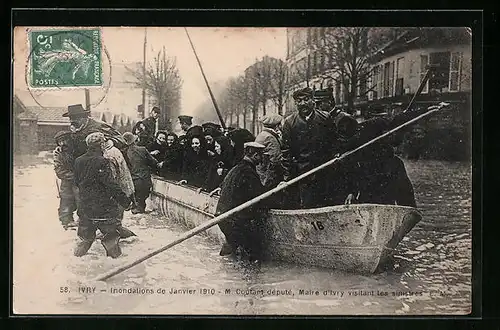 AK Ivry, Inondations de Janvier 1910, M. Coutant depute, Maire d`Ivry visitant les sinistres