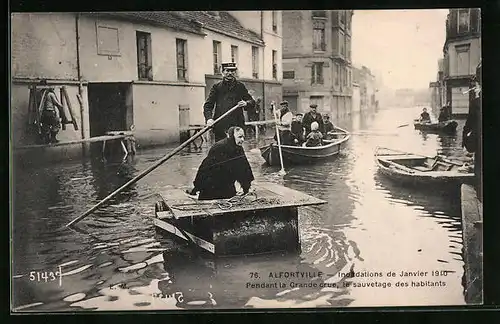 AK Alfortville, Inondations de Janvier 1910, pendant la Grande crue, le sauvetage des habitants