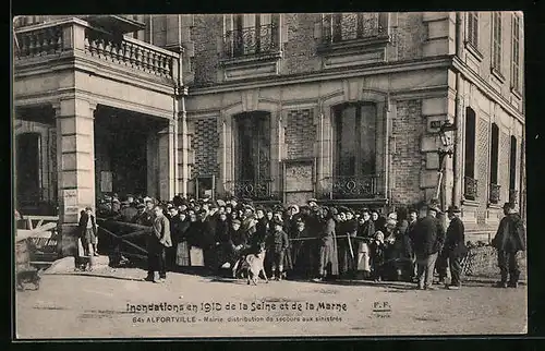 AK Alfortville, Inondations en 1910 de la Seine et de la Marne, Mairie distribution de secours aux sinistres