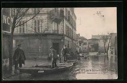 AK Alfortville, Inondations 1910 de la Seine et de la Marne, Debarquement rue du Parc