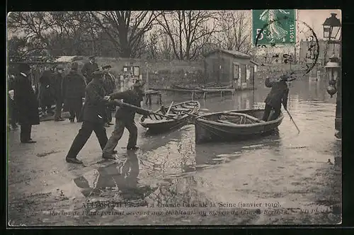 AK Alfortville, La Grande Crue de la Seine 1910, Marines de l`Etat secours aux Habitants