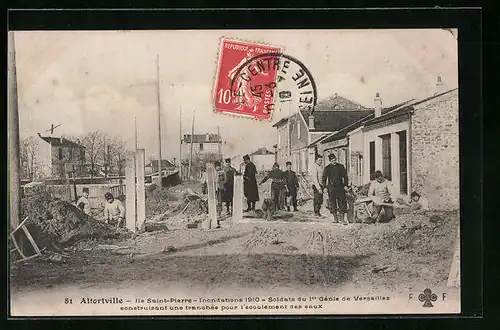 AK Alfortville, Inondations 1910, Ile Saint-Pierre, Soldats contruisant une tranchee pour l`ecoulement des eaux