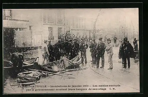 AK Alfortville, Inondations de janvier 1910, les marins envoyes par le gouvernement montent leurs barques de sauvetage