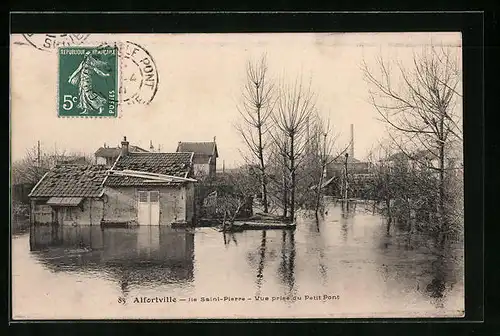 AK Alfortville, Ile Saint-Pierre, vue prise du Petit Pont, Inondation