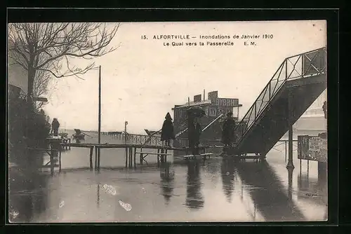 AK Alfortville, Inondations de Janvier 1910, le Quai vers la Passerelle