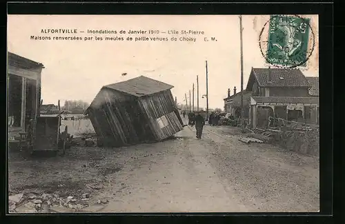 AK Alfortville, Inondations de Janvier 1910, l`Ile St-Pierre, Maisons renversees par les meules de paille venues Choisy
