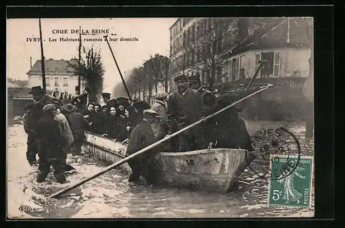 AK Ivry, Crue de la Seine, les Habitants ramenés à leur domicile