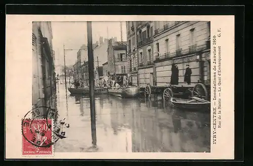AK Ivry-Centre, Inondations 1910, Rue de la Mairie, le Quai d'Embarquement