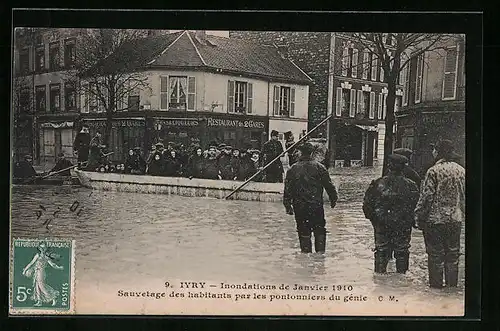 AK Ivry, Inondations 1910, Sauvetage des habitants par les pontonniers du génie