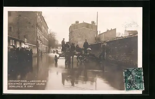 AK Ivry, Inondations 1910, Sinistrés Quittant leurs Demeures