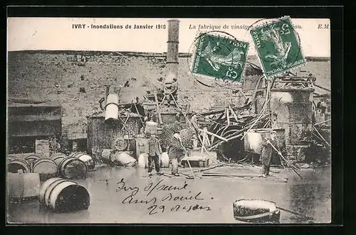 AK Ivry, Inondations 1910, la fabriwue de vinaigne