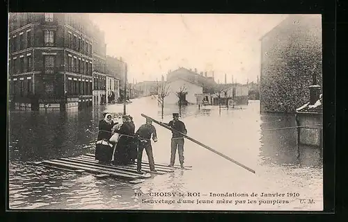 AK Choisy-le-Roi, Inondations 1910, Sauvetage d'une jeune mère par les pompiers