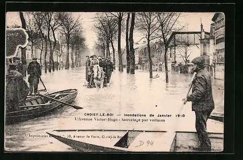 AK Choisy-le-Roi, Inondations 1910, l'Avenue Victor-Hugo, Sauvetage par voitures