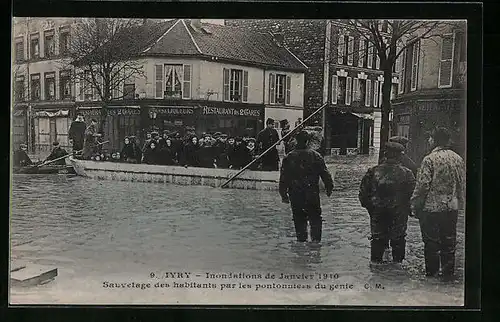 AK Ivry, Inondations 1910, Sauvetage des habitants par les pontonniers du génie