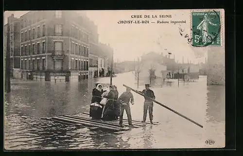 AK Choisy-le-Roi, Crue de la Seine, Radeau improvisé