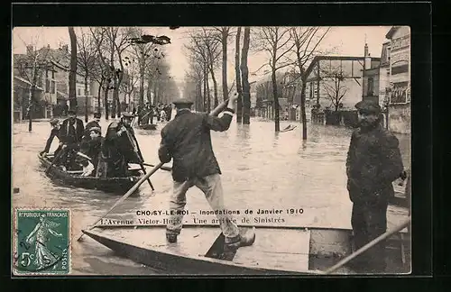 AK Choisy-le-Roi, Inondations 1910, l'Avenue Victor-Hugo, Une arrivée de Sinistrés