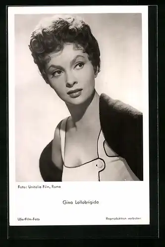 AK Schauspielerin Gina Lollobrigida mit fragendem Blick