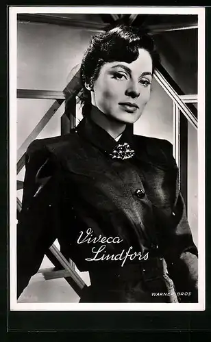 AK Schauspielerin Viveca Lindfors blickt nachdenklich in die Kamera