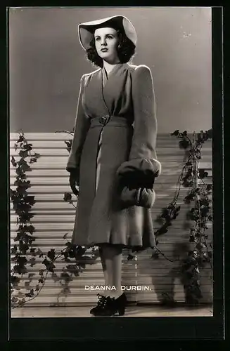 AK Schauspielerin Deanna Durbin mit Mantel und Hut