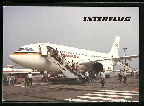 AK Flugzeug A 310 der Interflug vor dem Start