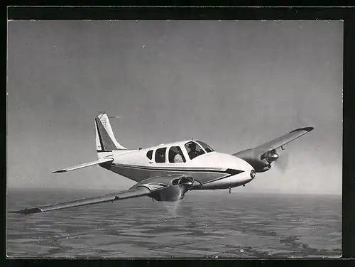 AK Flugzeug Beech B-95 Travelair (USA), Privatreiseflugzeug am Himmel