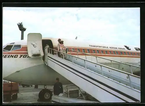 AK Flugzeug Boeing 707 der Tarom nach der Landung