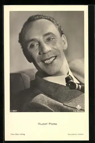 AK Schauspieler Rudolf Platte im Anzug zur Seite lächelnd