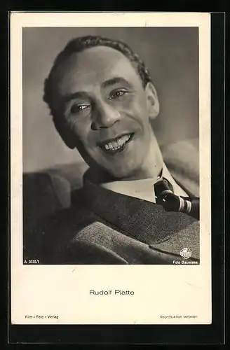 AK Schauspieler Rudolf Platte im Anzug zur Seite lächelnd