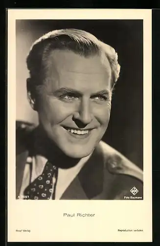 AK Schauspieler Paul Richter im Anzug zur Seite lächelnd