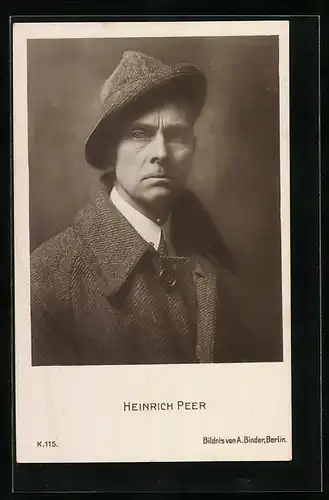 AK Schauspieler Heinrich Peer im Mantel mit Hut und ernstem Blick