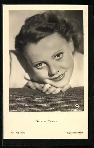 AK Schauspielerin Sabine Peters lächelnd mit dem Kopf auf einer Lehne liegend