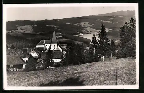 AK Pack, Ortsansicht von einer Anhöhe aus