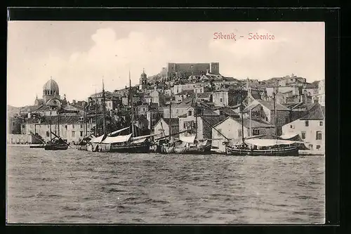 AK Sibenik, Blick vom Meer zum Ort