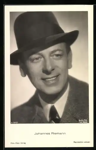 AK Schauspieler Johannes Riemann im Anzug mit Hut zur Seite lächelnd