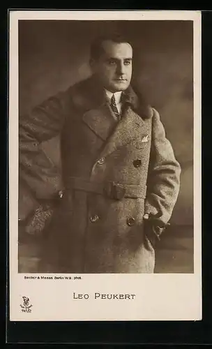 AK Schauspieler Leo Peukert im Mantel mit ernsten Blick porträtiert