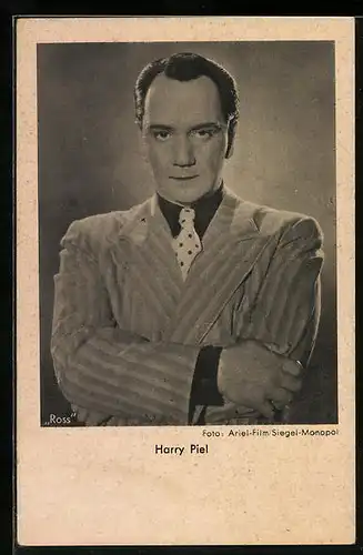 AK Schauspieler Harry Piel im Anzug mit verschränkten Armen und ernstem Blick