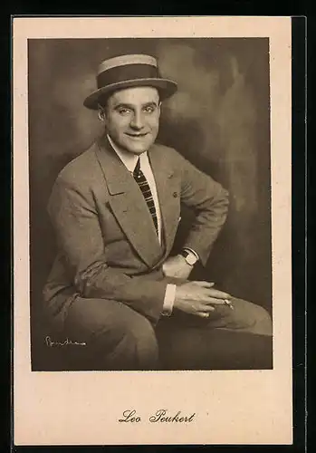 AK Schauspieler Leo Peukert im Anzug mit Hut und Zigarette