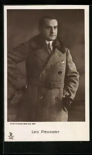 AK Schauspieler Leo Peukert im Mantel und ernsten Blick porträtiert