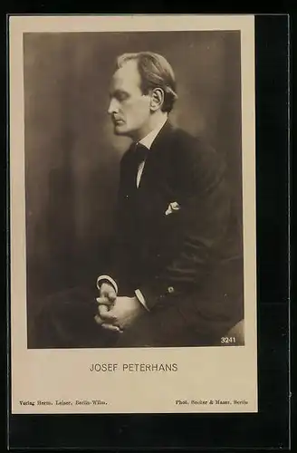 AK Schauspieler Josef Peterhans im Anzug mit ernsten Blick