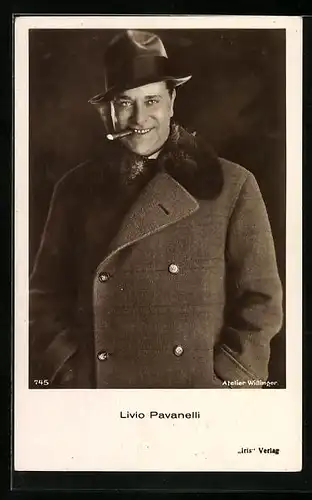 AK Schauspieler Livio Pavanelli rauchend im Mantel mit Hut