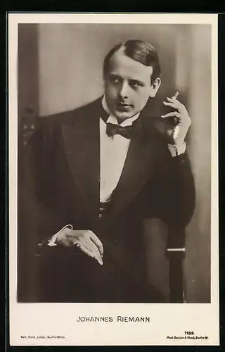 AK Schauspieler Johannes Riemann im Anzug mit Zigarette in der Hand
