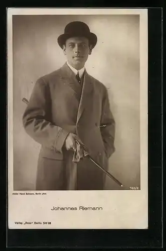 AK Schauspieler Johannes Riemann im Mantel mit Hut porträtiert