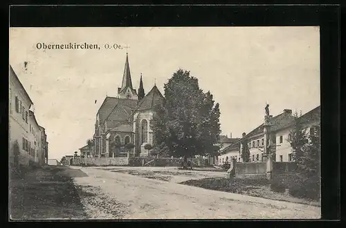 AK Oberneukirchen, Platz mit Kirche und Denkmal