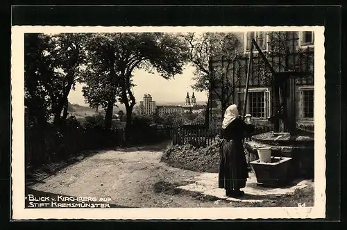 AK Kremsmünster, Blick vom Kirchberg auf das Stift, Ältere Frau am Brunnen