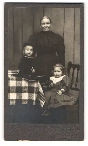 Fotografie A. Trabach, Reulbach, glückliche Mutter mit fröhlichen Kindern