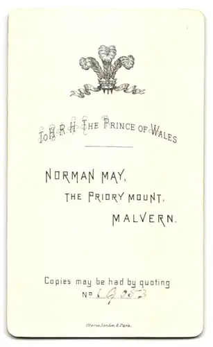 Fotografie Norman May, Malvern, The Priory Mount, Portrait junge Dame mit Hut und Pelzmantel