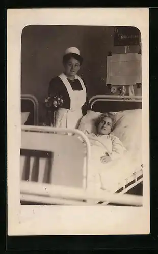Foto-AK Krankenschwester am Krankenbett